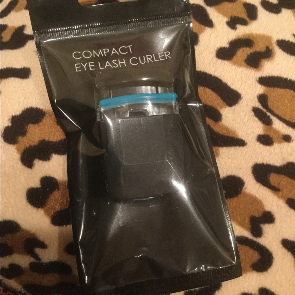 Compact eyelash curler